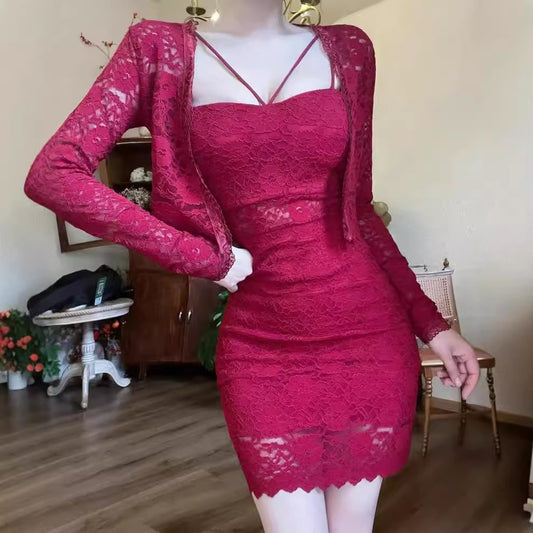 Damset – tvådelat med spetslinne & figurnära sheath-klänning