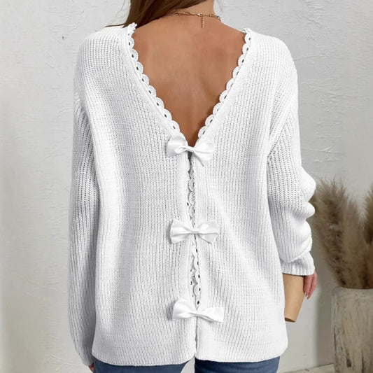 Stickad Tröja Dam – Elegant Rundhalsad Sweater med Utskärningar, Spetsdetaljer & Ros i Ryggen