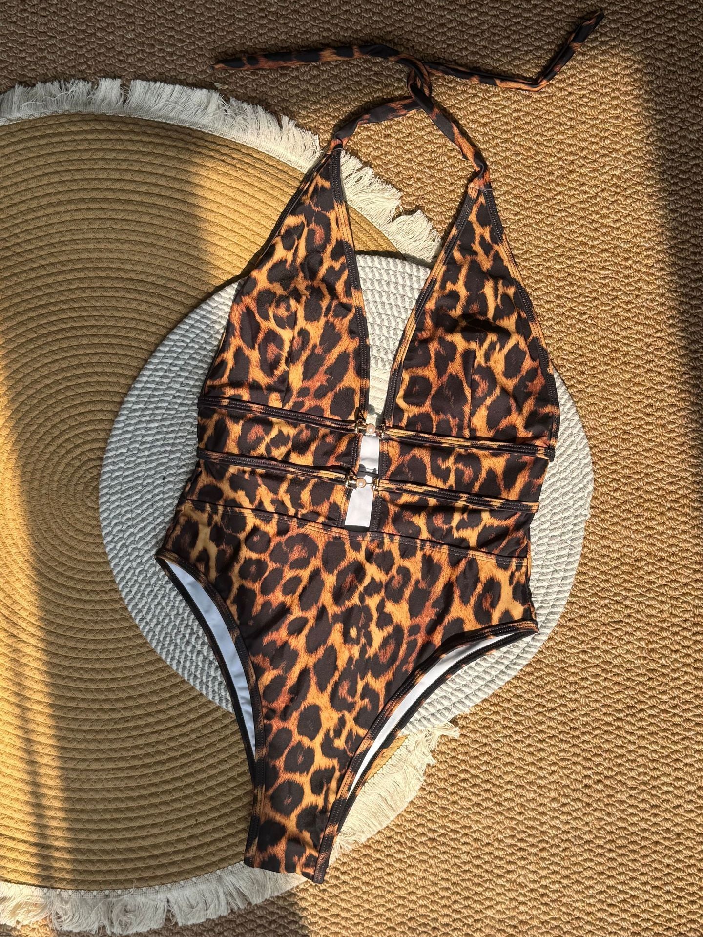 Trendig One-Piece Baddräkt – Slimmande Svartvit Baddräkt med Djup V-hals