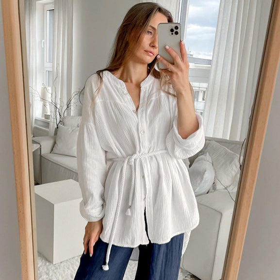 Skjorta för Dam – Vit Bomull i Bubbelcrepe med Skärp & Liten Ståkrage