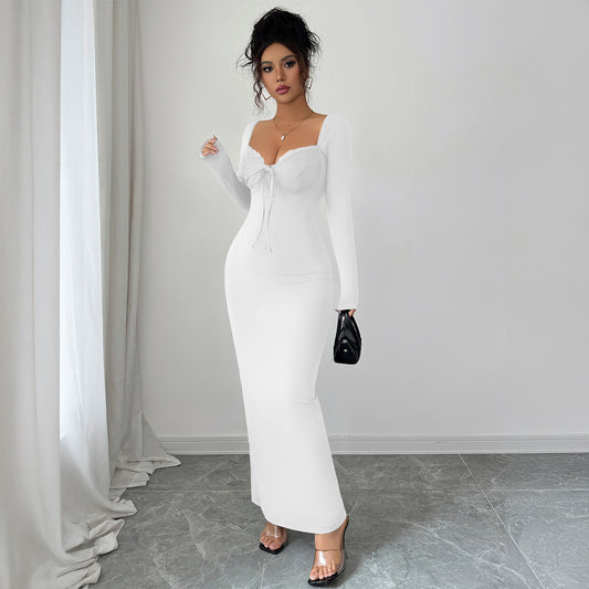 Damklänning – figurnära enfärgad spetsklänning med pennkjolsdesign