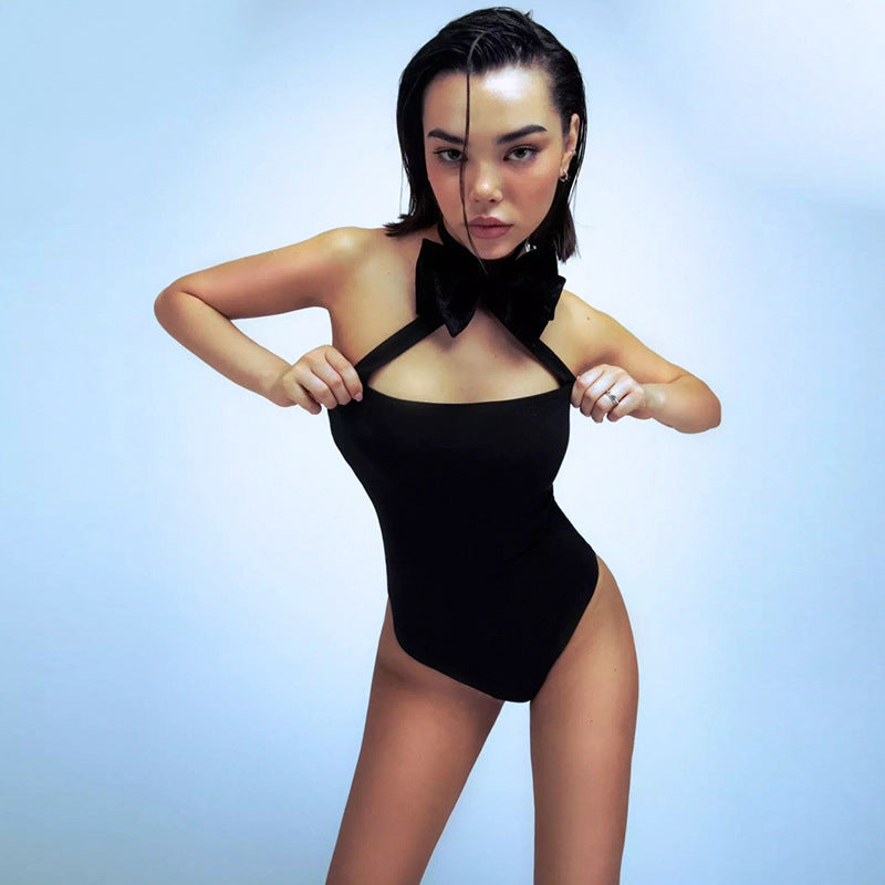 Elegant Bodysuit – Enfärgad Halter Design & Rygglös Look