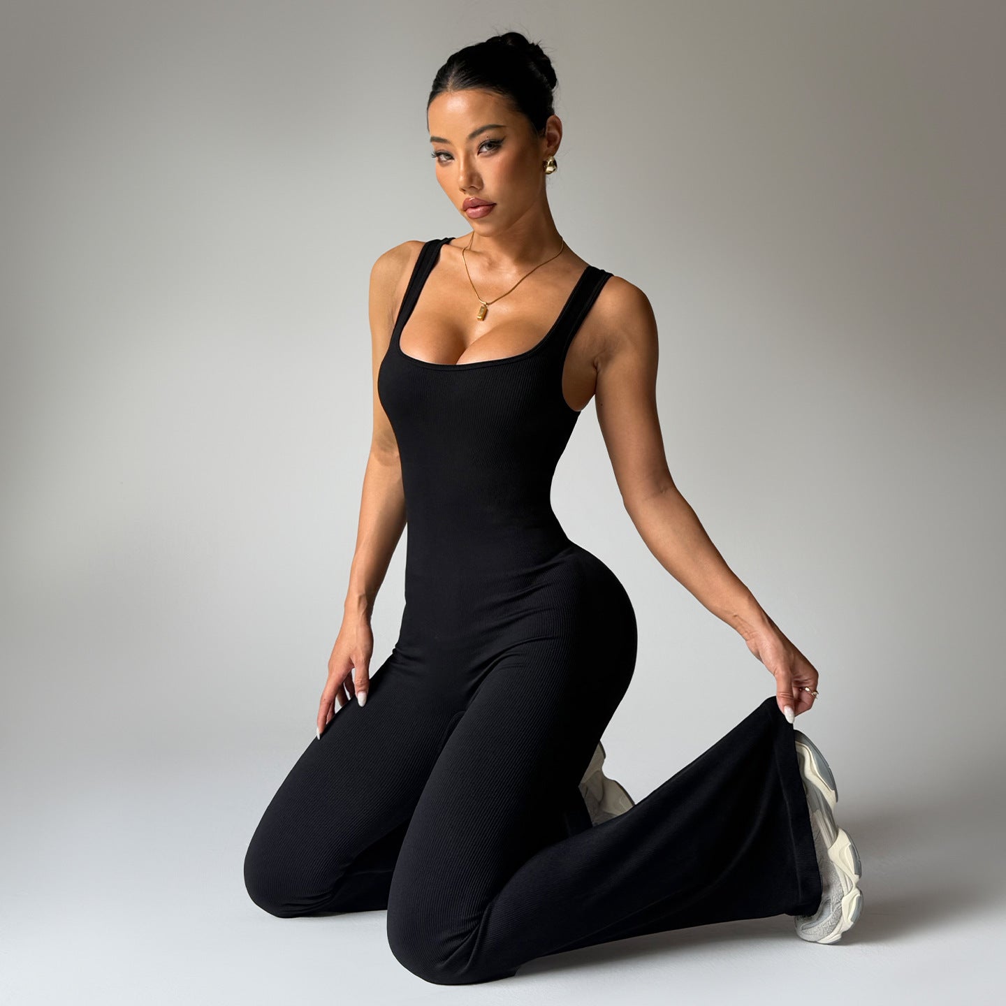 Yoga Jumpsuit för Dam – Slim Fit med Utsvängda Ben & Lyftande Höfteffekt