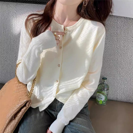 Stickad Kofta för Dam – Grå Höstmodell i Elegant Design