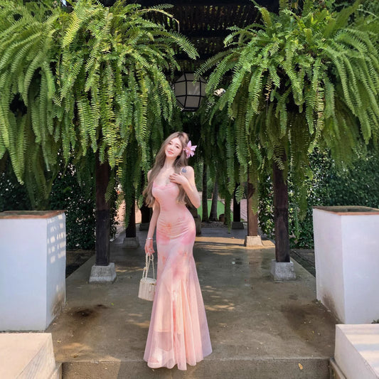 Damklänning – spetsdetaljerad tulleklänning med axelband & figurnära fishtail-design