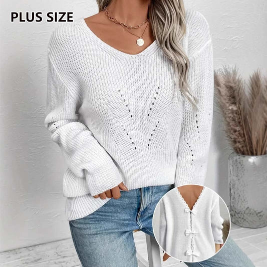 Stickad Tröja Dam – Elegant Rundhalsad Sweater med Utskärningar, Spetsdetaljer & Ros i Ryggen