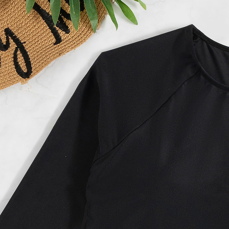 Baddräkt dam – långärmad one piece med öppen rygg, T-back & strassdetaljer