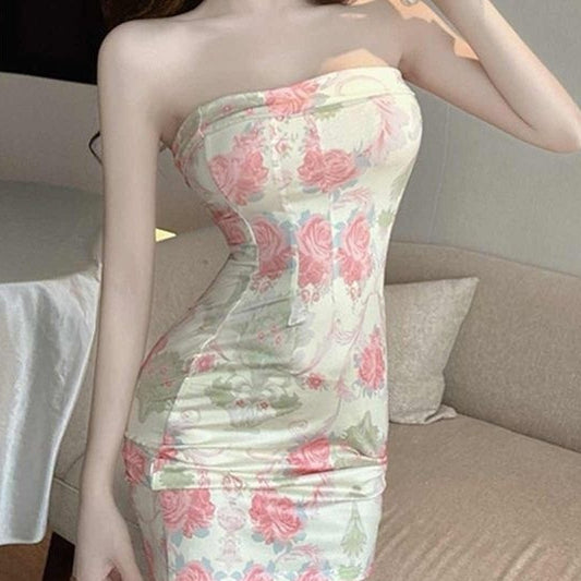 Damklänning – sexig tubklänning med blommigt mönster i sweet & spicy stil