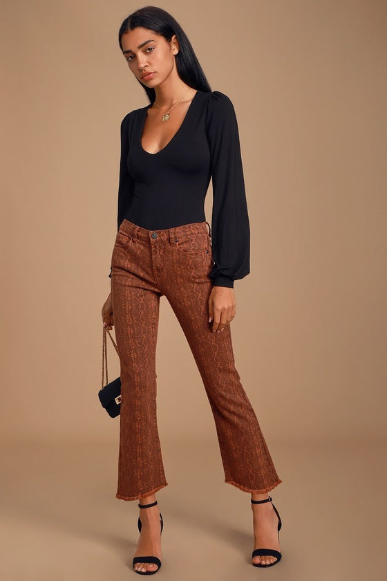 V-ringad Bodysuit med Ballongärmar – Elegant & Figurnära Design