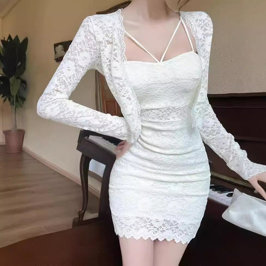 Damset – tvådelat med spetslinne & figurnära sheath-klänning