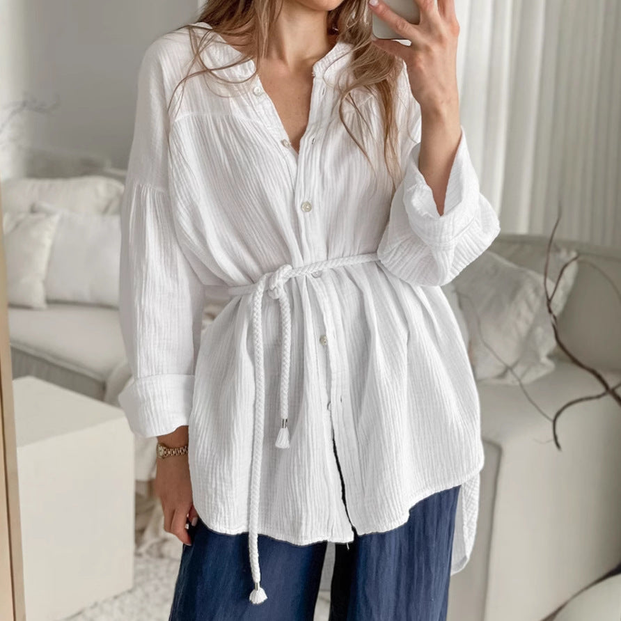 Skjorta för Dam – Vit Bomull i Bubbelcrepe med Skärp & Liten Ståkrage