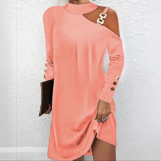 Stilren och enkel klänning med metallspänne och halterneck