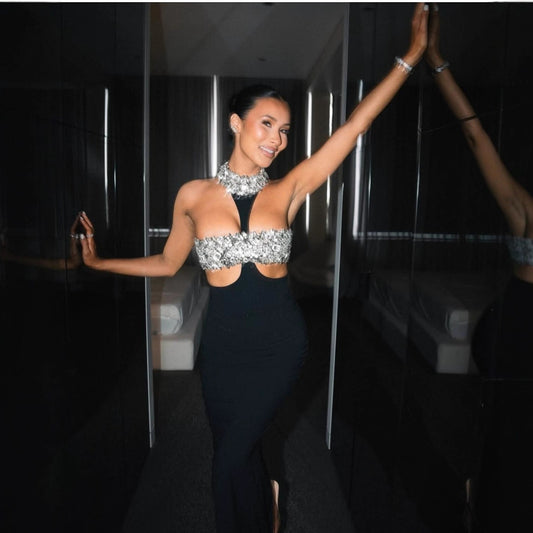 Damklänning – lyxig svart bandageklänning med halterneck, strass & cutout-detaljer