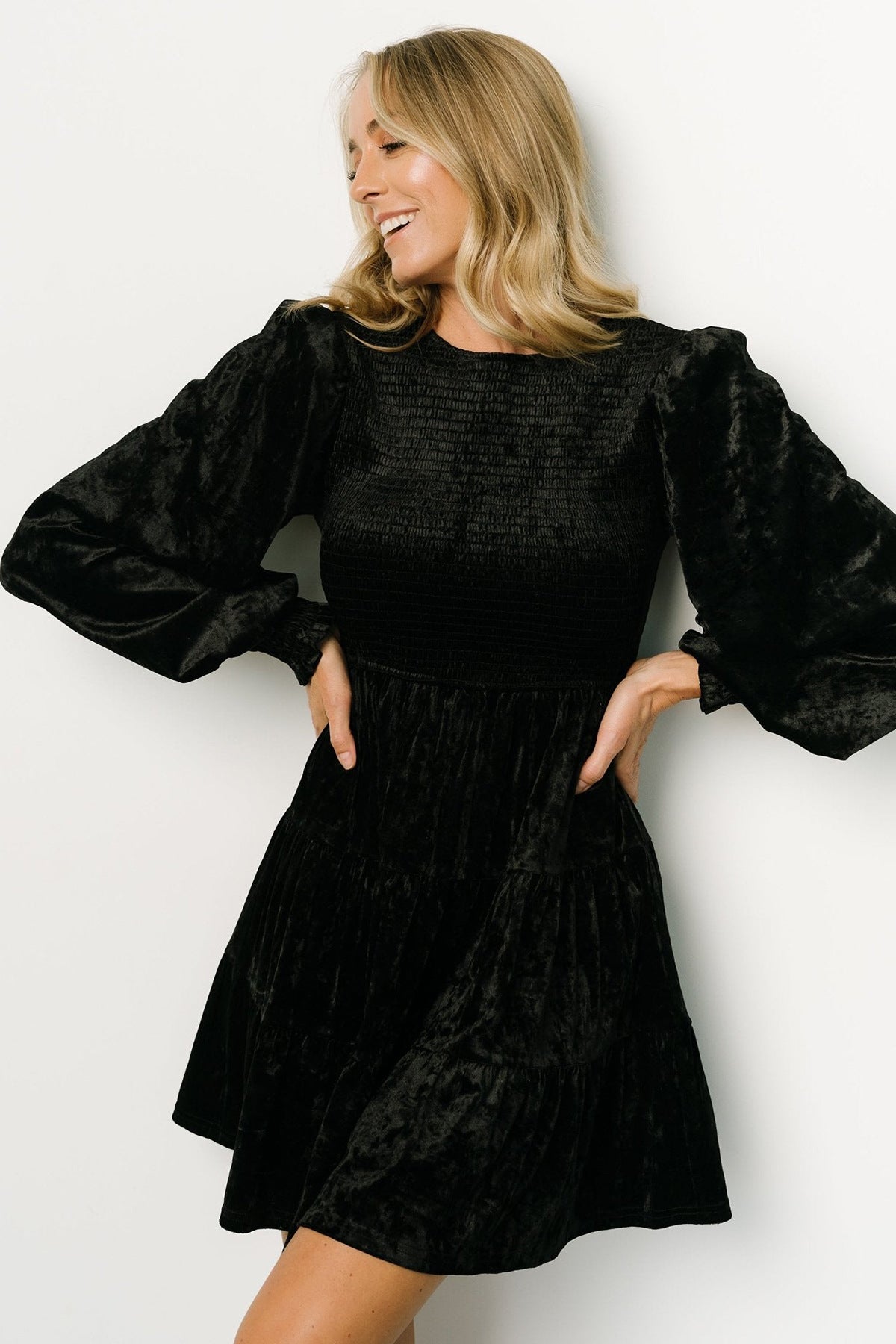 Damklänning – långärmad med volangdetaljer & rund halsringning