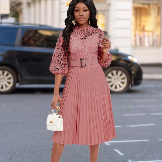 Damklänning – plus size med spetsdetaljer, plissering & trendiga utskärningar i afrikansk stil