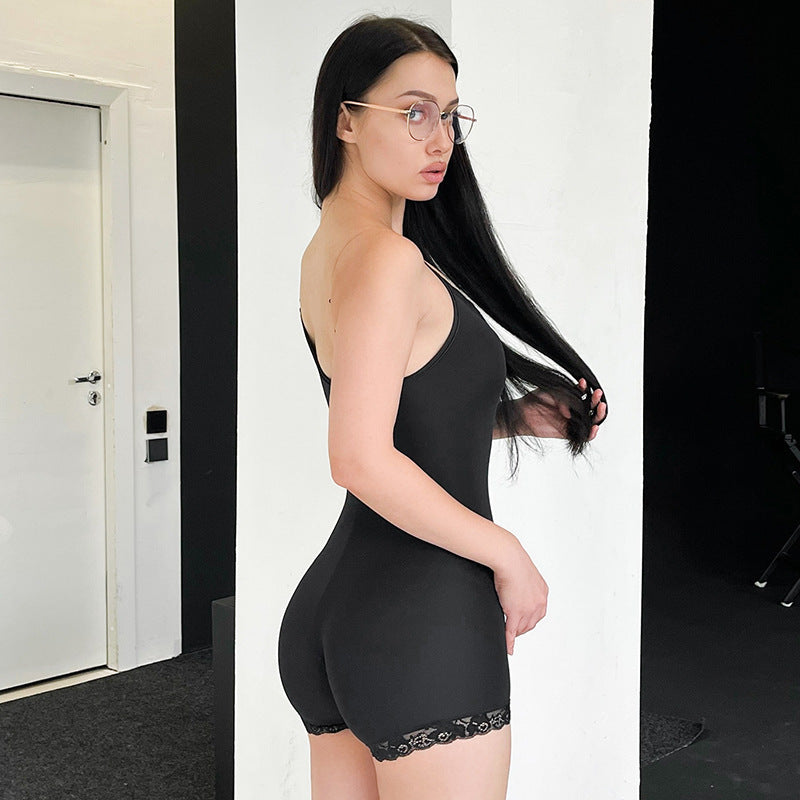 Spetsjumpsuit för Dam – Djup V-ringning med Spaghettiband & Figurnära Shortss