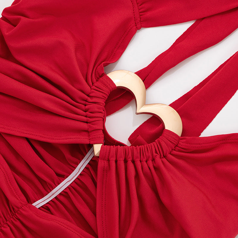 Damklänning – åtsittande sheath-modell med trendiga utskärningar