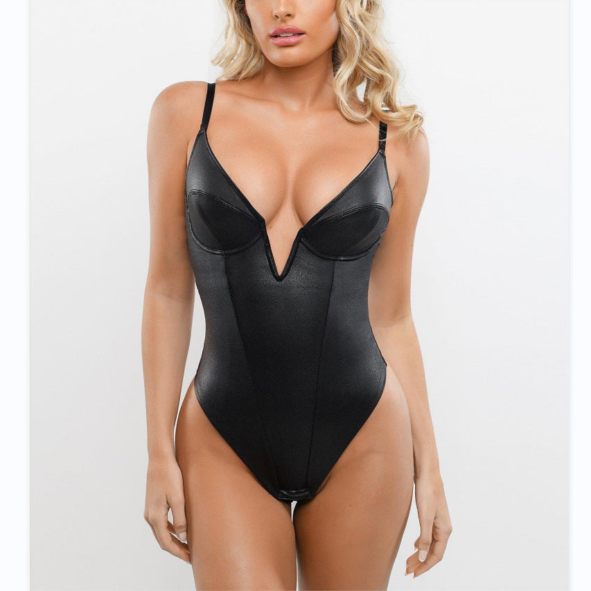 Bodysuit dam – figurnära läderlook one piece med djup V-hals