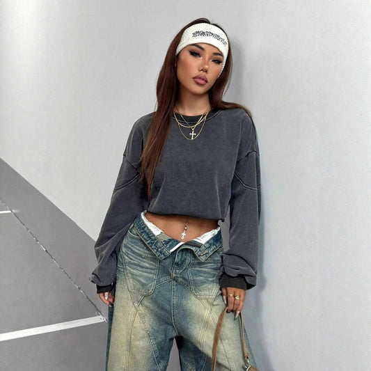 Damtopp – kort crop top i street style med slitningar & trendig design