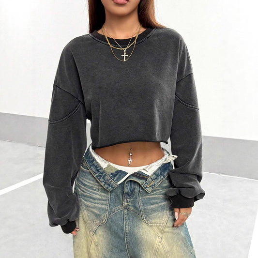 Damtopp – kort crop top i street style med slitningar & trendig design