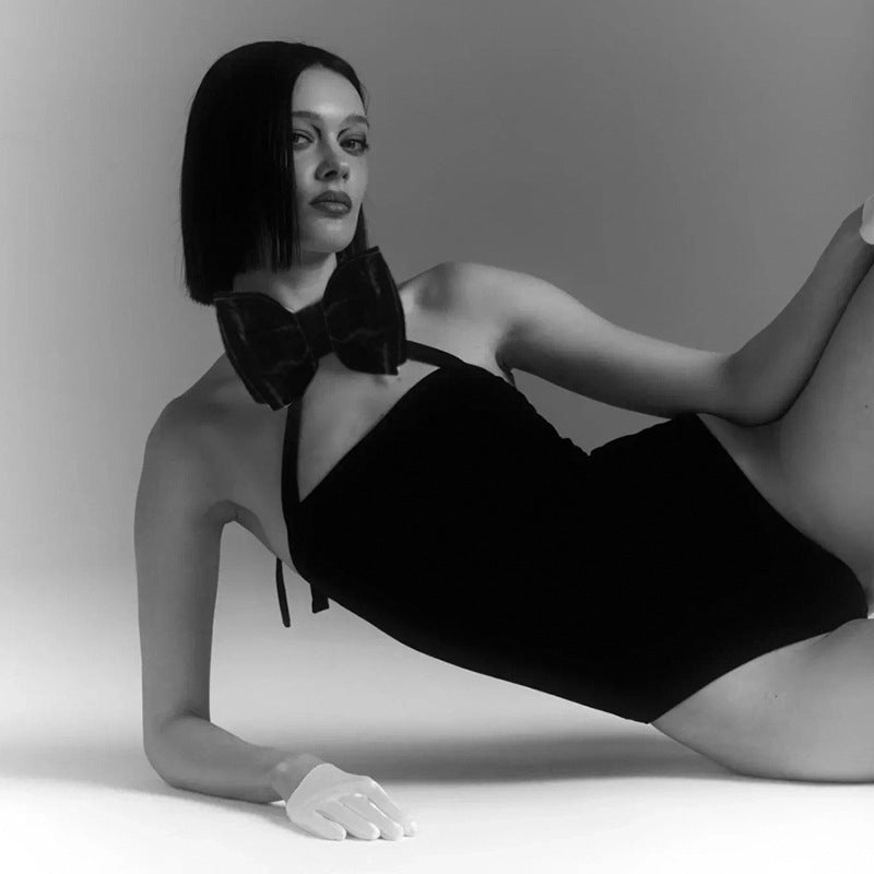 Elegant Bodysuit – Enfärgad Halter Design & Rygglös Look