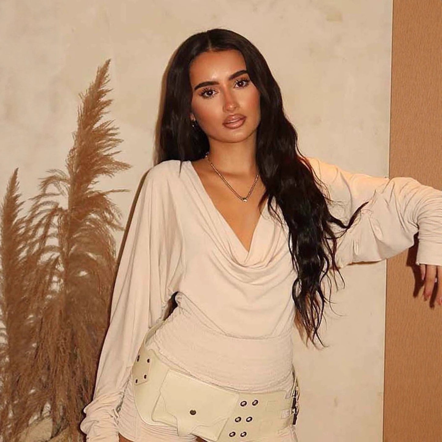 Dam T-shirt – långärmad slim fit med swing-krage & öppen rygg